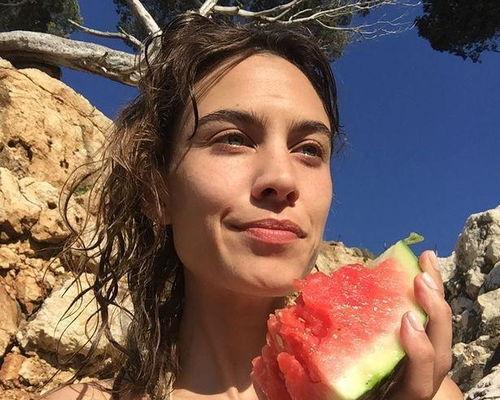 娱乐圈吃瓜真假,真假瓜果纷飞，揭秘明星幕后真相