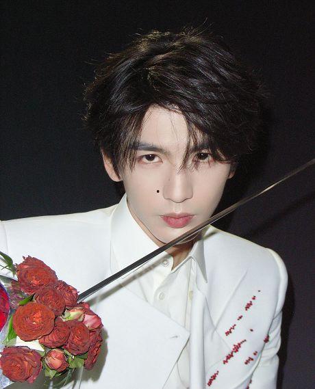 娱乐圈吃瓜张凌赫,娱乐圈吃瓜达人，揭秘明星幕后故事